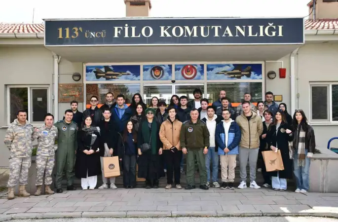 Gençler kışlada Mehmetçikle omuz omuza bir gün geçirdi
