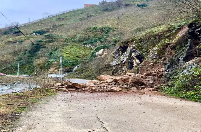 Giresun İl Özel İdaresi heyelanlı yolu ulaşıma açtı
