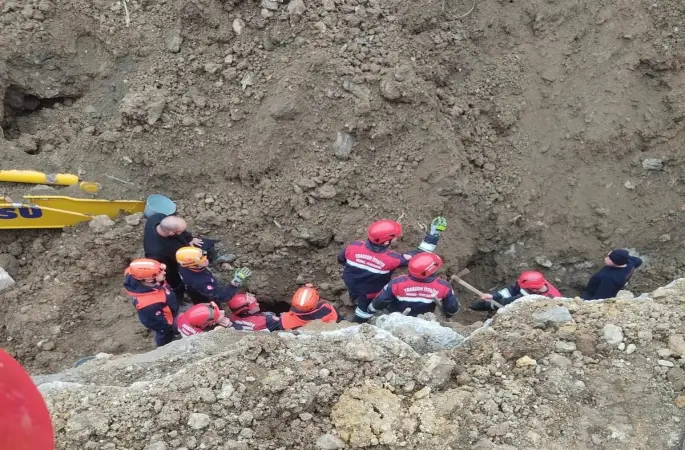 Göçükte toprak altında kalan iş makinesi operatörü kurtarıldı
