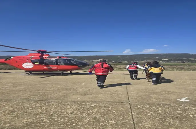 Gökçeada’da rahatsızlanan hasta helikopter ambulansla Çanakkale’ye sevk edildi
