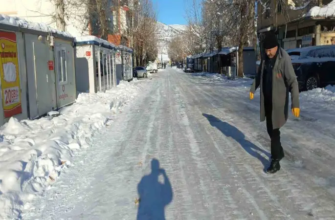 Gölbaşı’nda yollar buz pistine döndü
