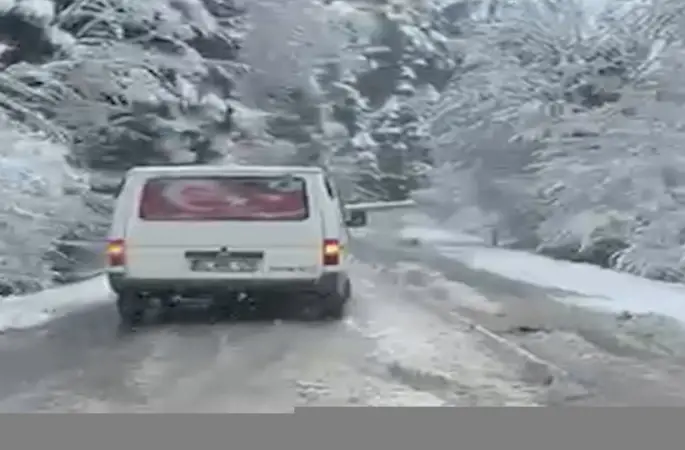 Gölcük yolunda kar sürprizi: Kar lastiği olmayan araç yolda kaldı
