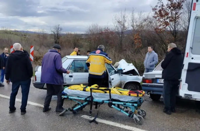 Gönen’de iki otomobil çarpıştı: 6 yaralı
