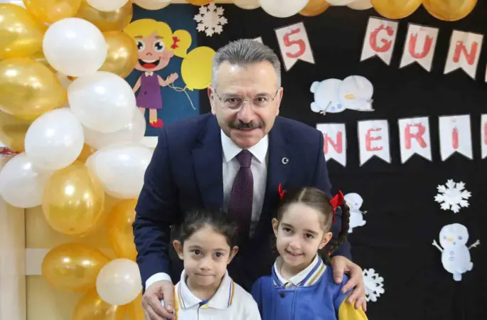 Görevi bugün sona eren Vali Aksoy’u "Bir çocuk sevdim" isimli şarkısıyla uğurladılar
