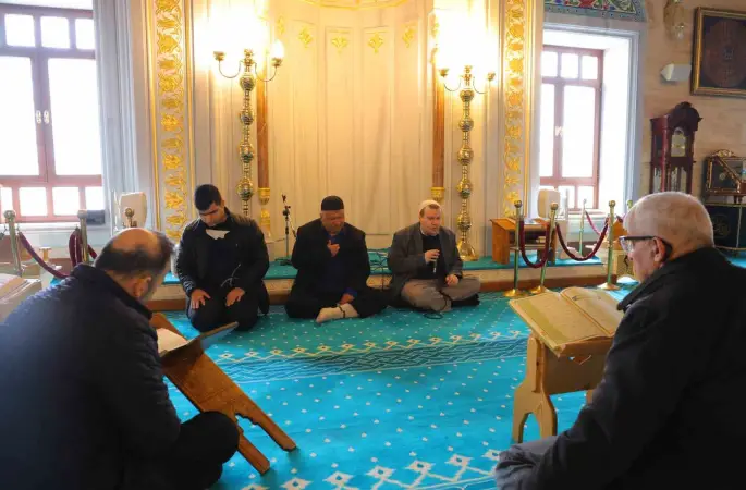 Görme engelli üç hafız Ramazan boyunca mukabele okuyor
