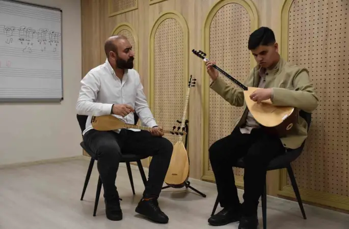 Görme engelli Umut, Aşık Veysel’in yolundan gidiyor
