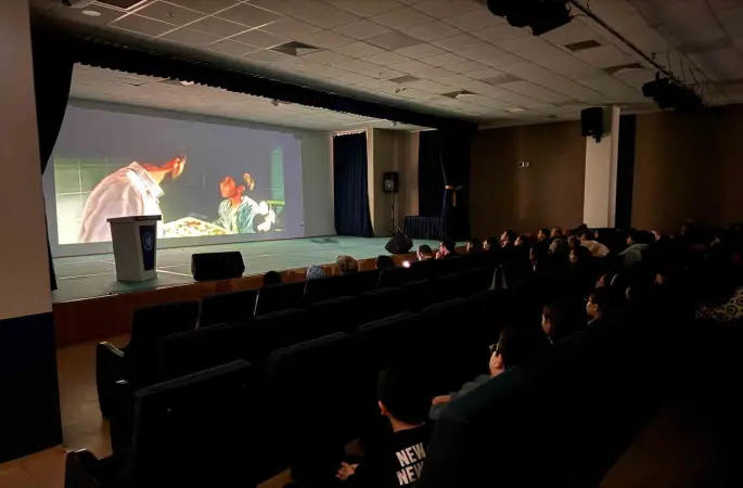 Görme görme engelliler için betimlemeli film gösterimi
