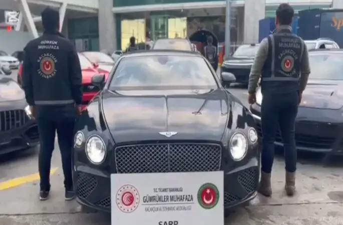 Gümrükten usulsüz geçirilen 65 lüks araca el konuldu: 22 gözaltı
