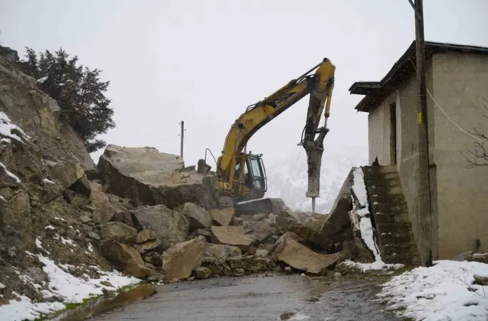 Gümüşhane’de dağdan kopan dev kayalar ahıra düştü, 3 ev boşaltıldı
