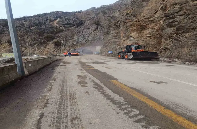 Gümüşhane’de heyelan sonrası kapanan yol yeniden ulaşıma açıldı
