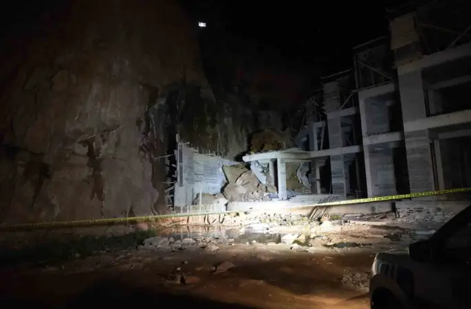 Gümüşhane’de yamaçtan kopan dev kayalar, inşaat halindeki binanın üstüne düştü

