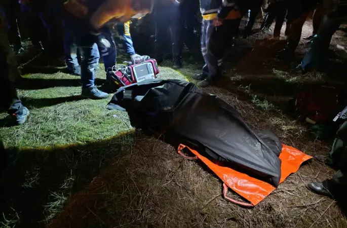 Gümüşhane’deki yangında bazı kısımları çöken binada yaşlı adamın cansız bedeni bulundu
