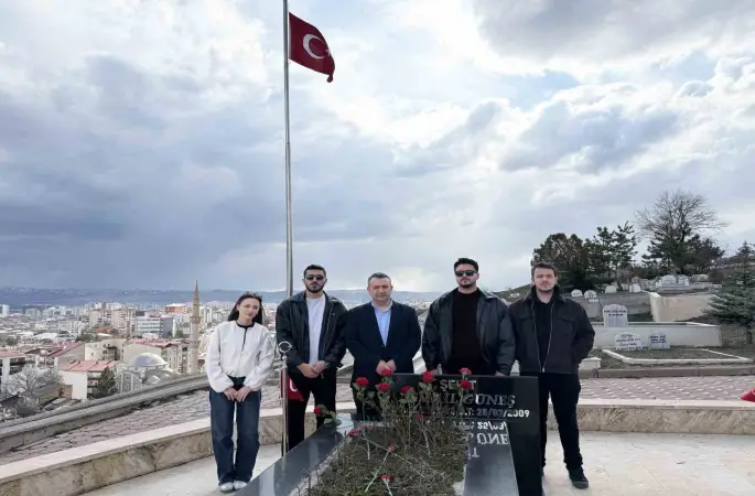 Güneş mezarı başında anıldı
