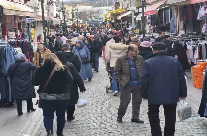 Güneşli havayı fırsat bilen vatandaşlar çarşıya akın etti
