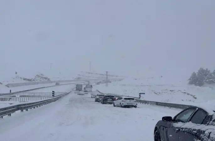 Güneydoğu’da kar esareti: Mardin ve Diyarbakır beyaza büründü, yollar kapandı
