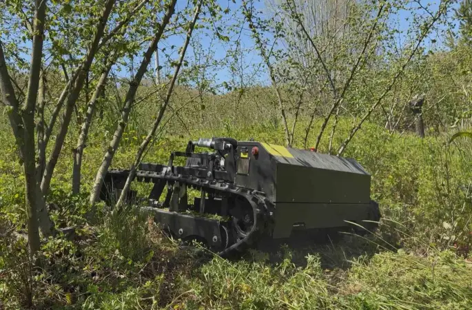Günler süren işi 3 saatte bitiriyor, çiftçi ise hayretle izliyor
