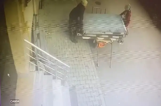 Güpegündüz hırsızlık: İki kadın dev panelleri çekçeke yükleyip götürdü
