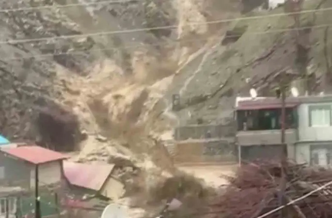 Güvenlik görevlisi son anda kaçtı, köpek sel sularıyla mücadele etti
