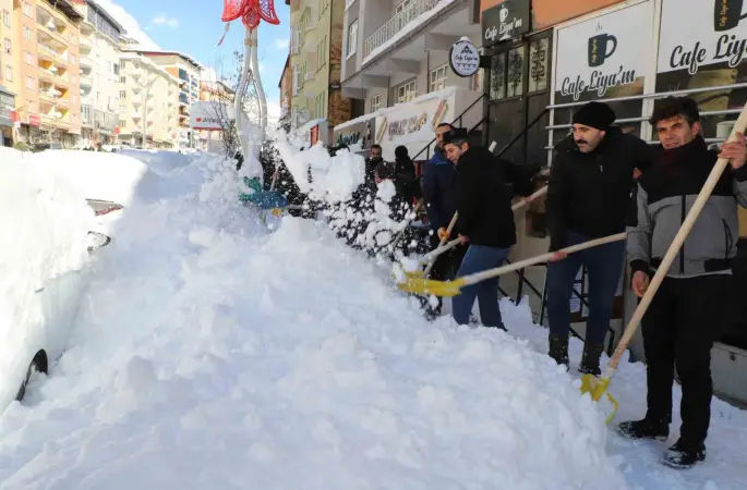 Güvenlik korucularından karla mücadeleye destek
