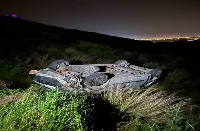 Hafif ticari araç, antik kent girişinde şarampole yuvarlandı: 2 yaralı
