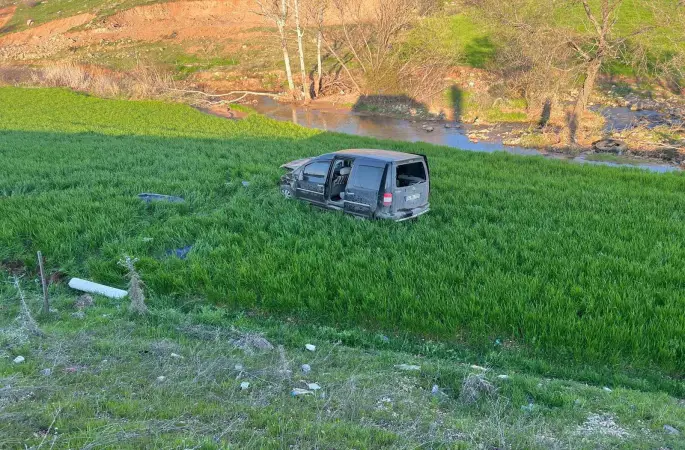 Hafif ticari araç şarampole yuvarlandı
