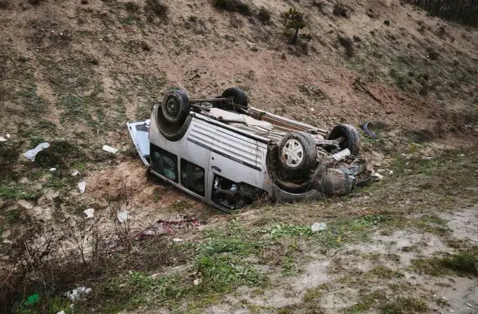 Hafif ticari araç takla attı: 4 yaralı
