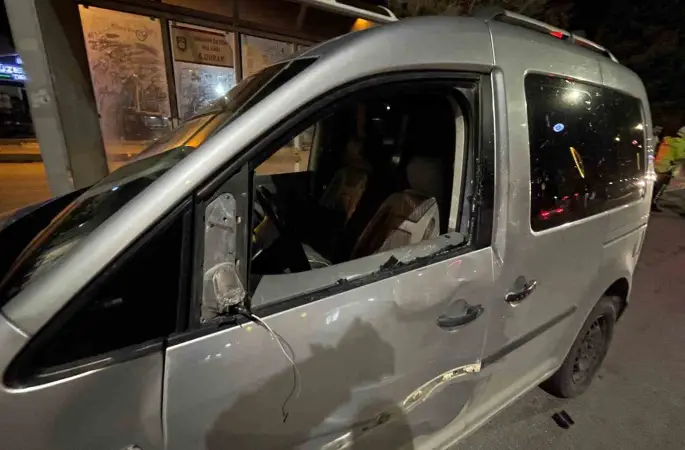 Hafif ticari araç üniversite öğrencisine çarptı: 3 yaralı
