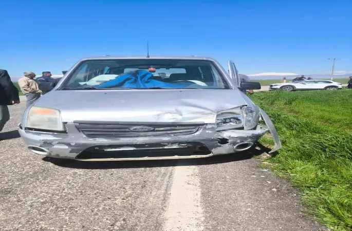 Hafif ticari ile otomobil çarpıştı: 2 yaralı
