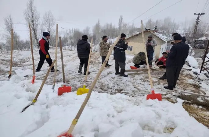Hakkari Durankaya’da ahır çöktü 5 hayvan telef oldu
