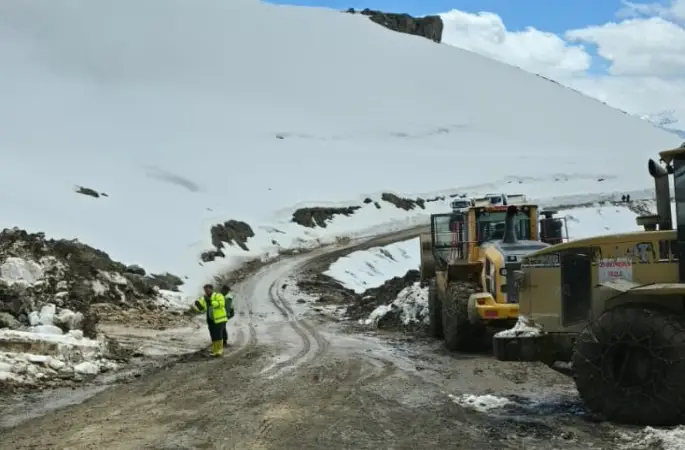 Hakkari İl Özel İdaresi ekipleri geceyi yolda geçirdi

