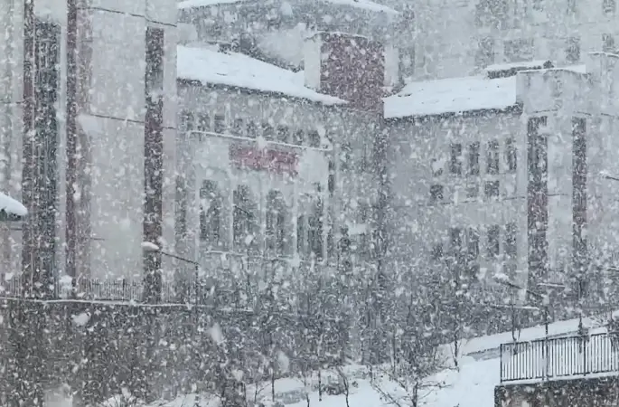 Hakkari ve Yüksekova’da eğitime kar engeli
