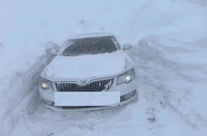 Hakkari’de 3 bin rakımlı zirvede mahsur kalanlar kurtarıldı
