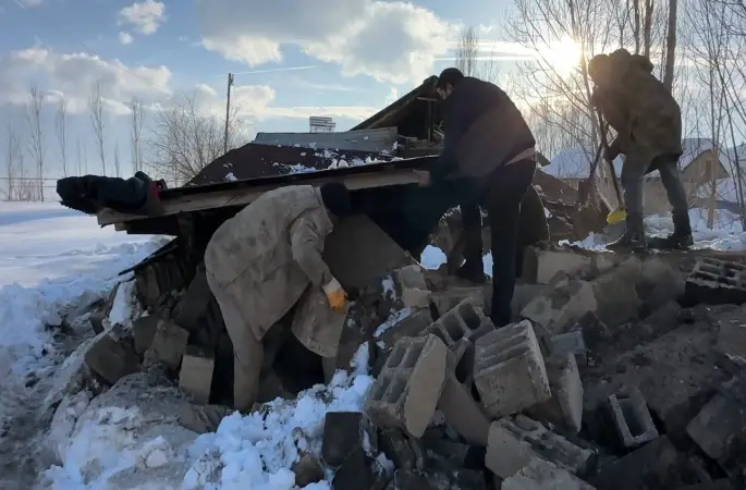 Hakkari’de ahırın çatısı çöktü: 2 hayvan telef oldu

