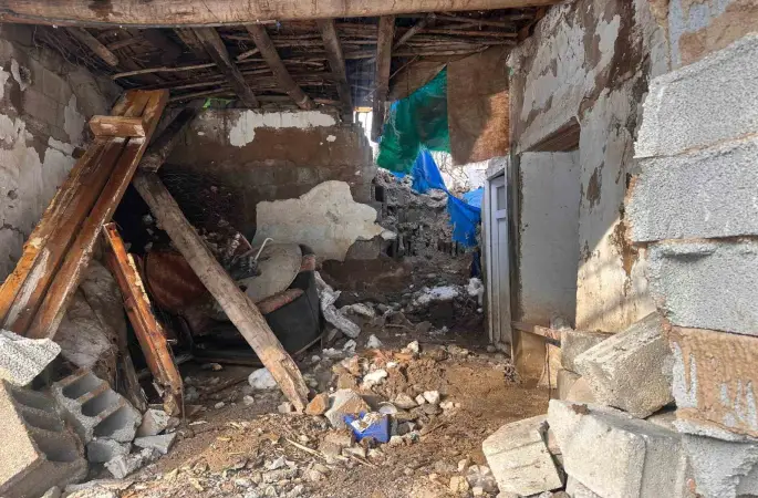 Hakkari’de bir evin üzerine kaya düştü
