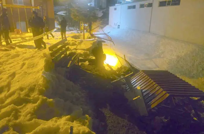 Hakkari’de istinat duvarı çöktü
