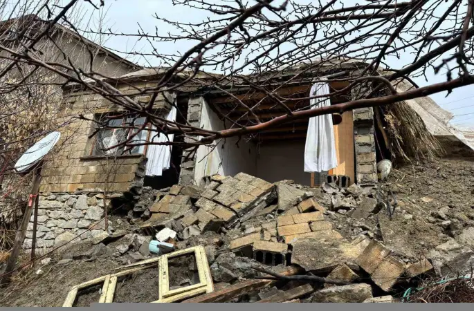 Hakkari’de yağışlara dayanamayan ev çöktü
