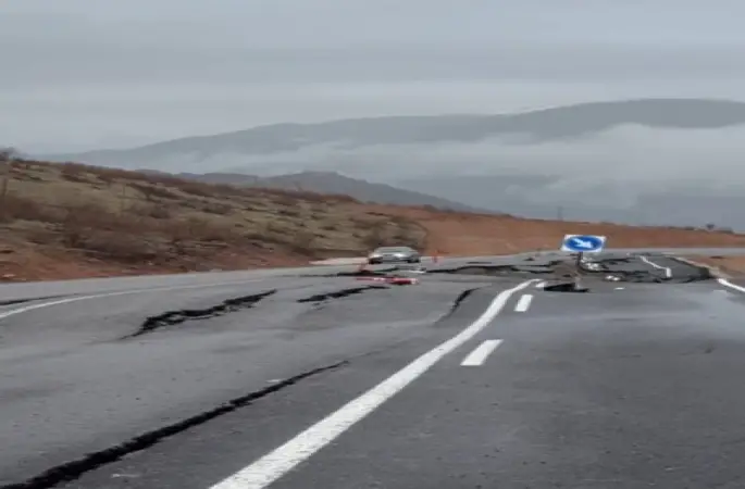 Hakkari’de yeni yapılan sınır yolu çökmeye başladı
