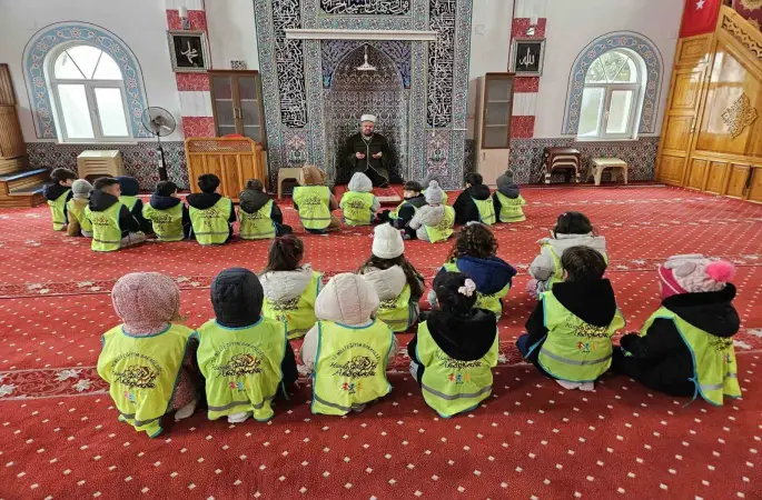 Hande Gül Anaokulu minik öğrenciler Ramazan ruhunu camide yaşadı
