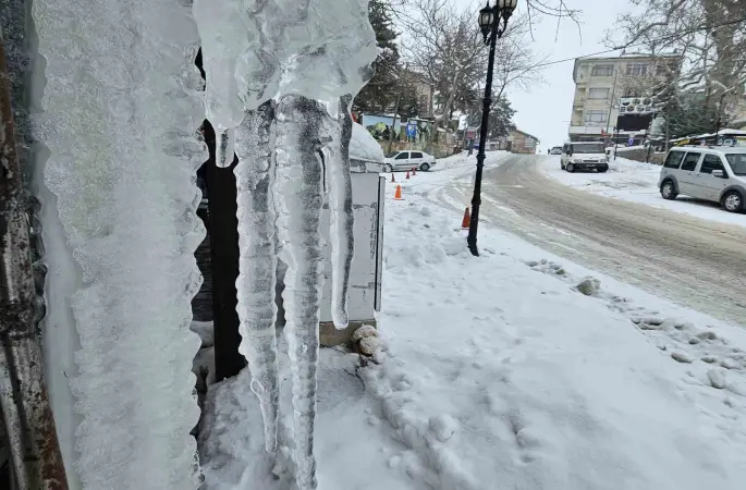 Harput’ta dondurucu soğuklar: Çatılarda metrelerce buz sarkıtları oluştu
