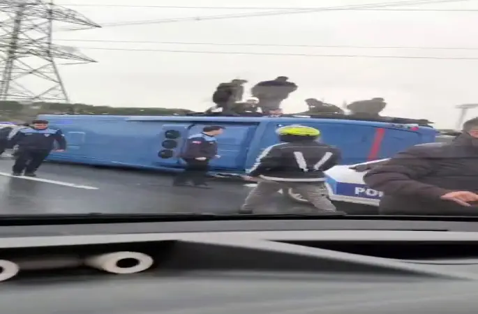 Hasdal yolu Kemerburgaz istikametinde cezaevi aracı devrildi. İhbar sonrası bölgeye çok sayıda ekip sevk edildi.
