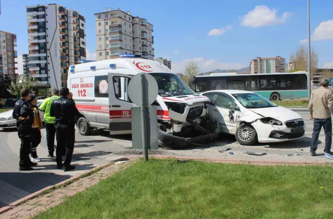 Hasta taşıyan ambulansla otomobil çarpıştı: 2 yaralı
