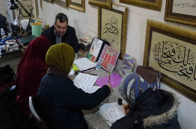 Hat sanatçısı yeni öğrenciler yetiştiriyor
