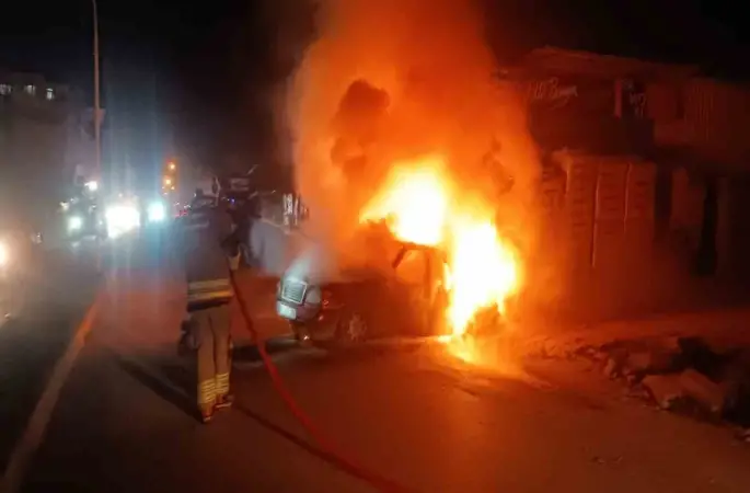 Hatay’da alevlere teslim olan otomobil kullanılamaz hale geldi
