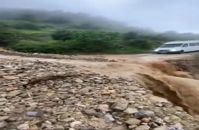Hatay’da heyelan yaşanan yol ulaşıma kapandı
