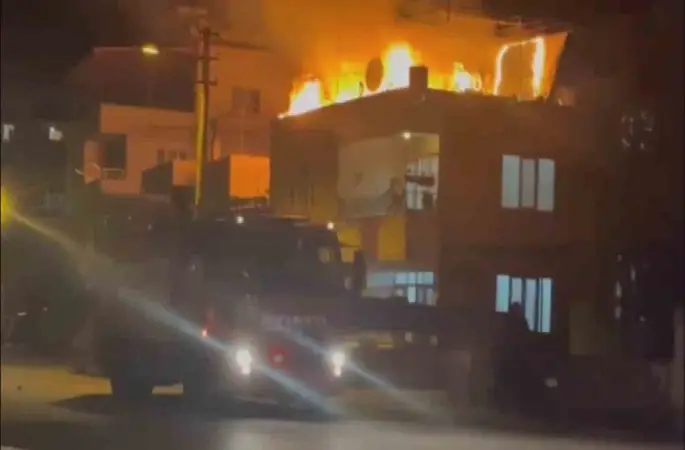 Hatay’da müstakil evin damı alevlere teslim oldu
