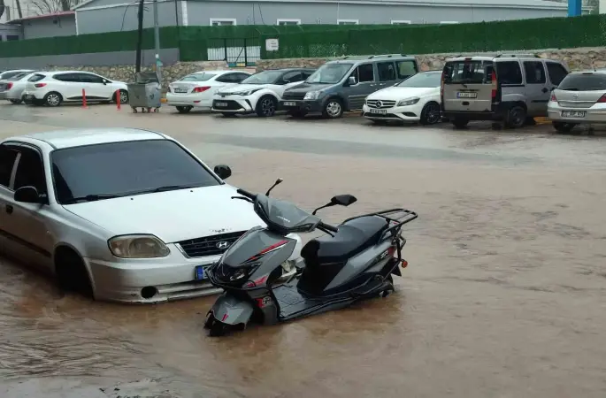 Hatay’da sağanak sele neden oldu, yollar göle döndü
