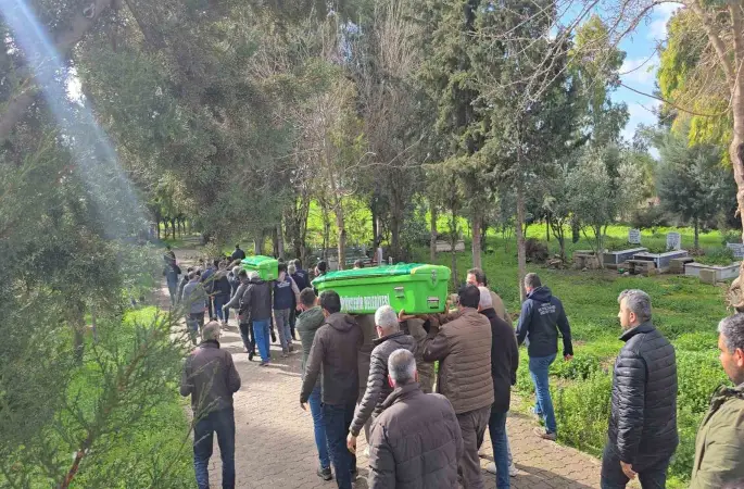 Hatay’da su dolu temelin içindeki toplarını almak isterken düşüp ölen 2 kardeş yan yana defnedildi
