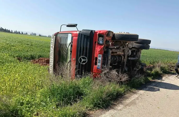 Hatay’da sürücüsünün kontrolünü kaybettiği tır devrildi
