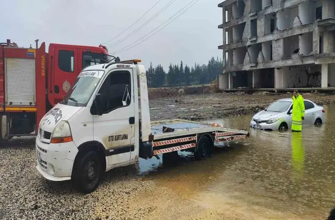 Hatay’da yağışla birlikte yollar göle döndü, araçlar mahsur kaldı
