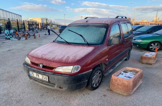 Hava sıcaklığı sıfır derecenin altına düştü, araçlar buzla kaplandı
